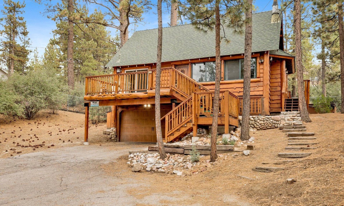 Big Bear City Cabin | Authentic 3BR Log Cabin: New Hot Tub, & Modern Kitchen