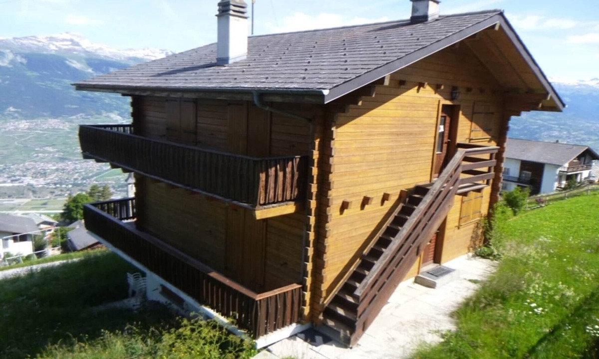 Veysonnaz Apartment | Sunny apartment with outdoor dinning