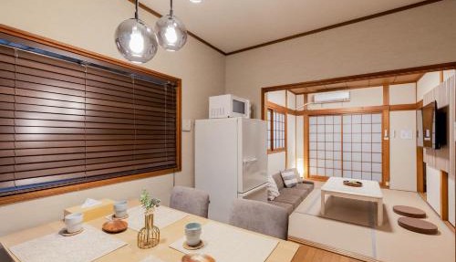 3LDK Entire house for rent 3 bedrooms, 2 toilets, and parking lot! Close to the station, Osaka Castle, and USJ! in Osaka