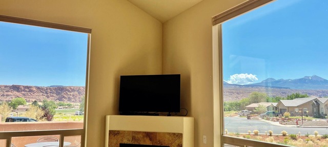 9A1 Shared Pool/Hot Tub, Views, Private Garage and Patio in MOAB