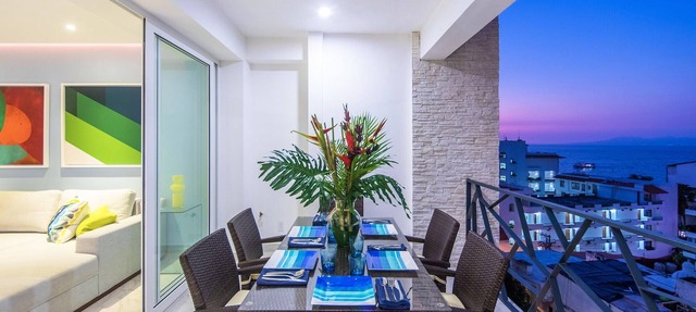 Amazing rooftop infinity pool! Ocean view 2 Bed/2 Bath condo. Walk Everywhere in Puerto Vallarta