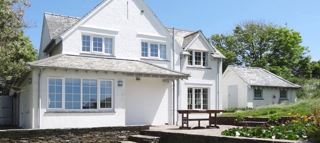 AYRMER PATH, pet friendly, luxury holiday cottage in Ringmore in Devon