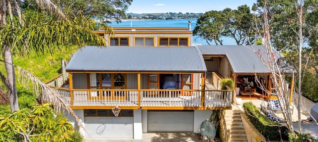 Beachfront access house in Paradise in Whangateau