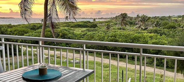 Beachfront Orient Bay 1‑BR Condo Mont Vernon Balcony Pool Fast Wi‑Fi in Cul de Sac