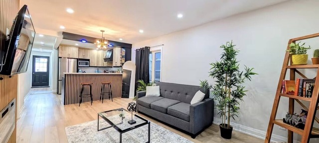 Bright 2BR Home – Walk to Shops & Restaurants in Hamilton