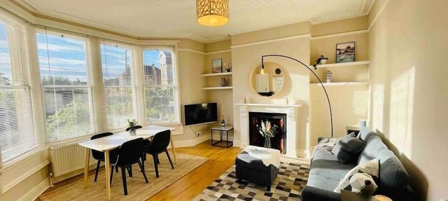 Bright, spacious apartment with off-road parking in Bath