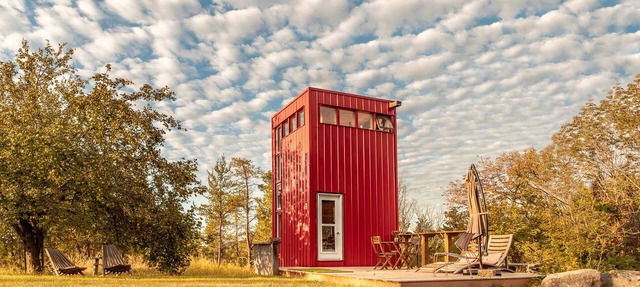 Bright Tiny House for an Unforgettable Glamping Getaway near Belleville, Ontario in Castleton
