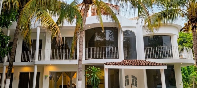 Casa Blanca Chacala: 4BR Oasis w/Private Pool & Only Steps To The Beach in Chacala