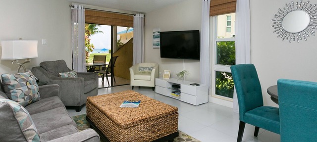 Central location! Renovated, King Bed, 65" TV, fully stock ktchn Cayman Reef 17 in George Town