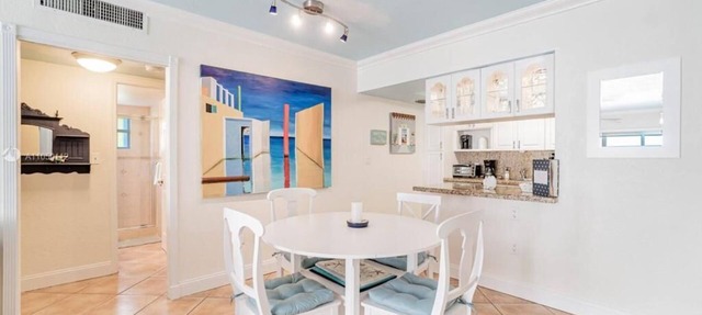 Charming 2br with BEACH ACCESS and full amenities in Key Biscayne
