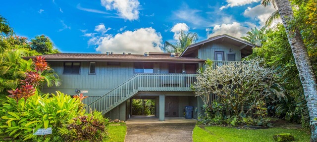 Charming and Immaculate - Walkable to Beach and Town - Sleeps 10 in Hanalei