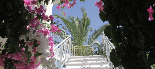 CHARMING MEDITERRANEAN COTTAGE NEAR THE BEACH AND CLOSE TO THE AIRPORT AND PORT in Artemis