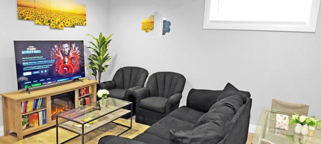 Clean, Cozy Pocket Friendly 2BR + A/C + Workspace + Ethernet & WiFi in Saskatoon