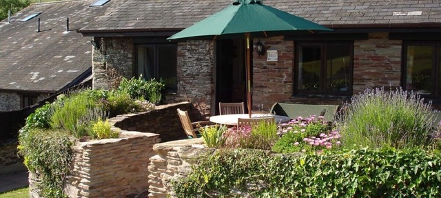 Converted barn. Shared pool, tennis, snooker, games, golf, grounds. South Devon in Chillington