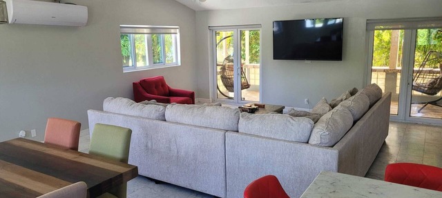 Cozy family home 10 minutes walk to the beach. Keyless entry. Security cameras. in Freeport