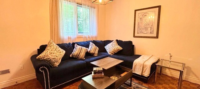 Cozy One Bedroom Basement Apt with Free Parking in Markham
