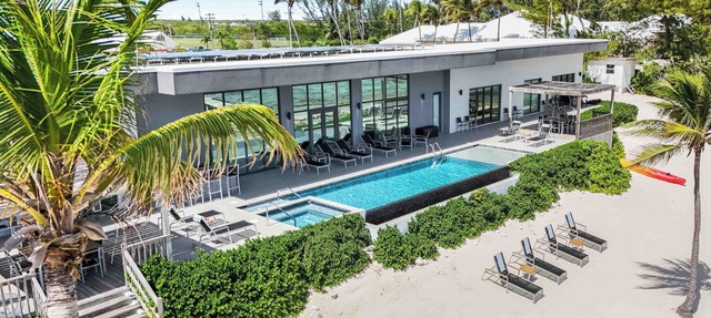 Evolution: Luxe Single-Level Villa w/Pool + Jacuzzi in Bodden Town