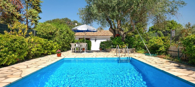 Fishermans Cottage: Private pool, a/c, near beach in Avlaki