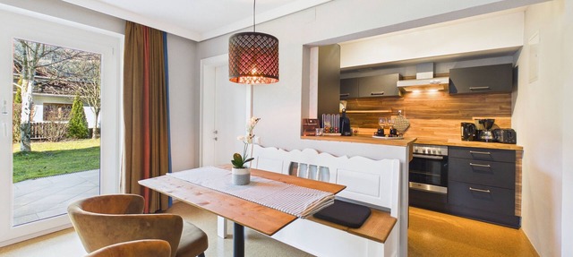 Garden Oasis family suite: ground floor with garden & private beach,cabin, jetty in Ossiach