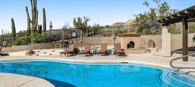 Golf-Course View Condo with Central AC & Washer/Dryer - Shared Pool & Hot Tub in Scottsdale