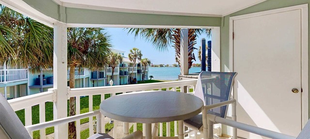 Gorgeous Soundside Home close to everything and Beach Access in Pensacola Beach