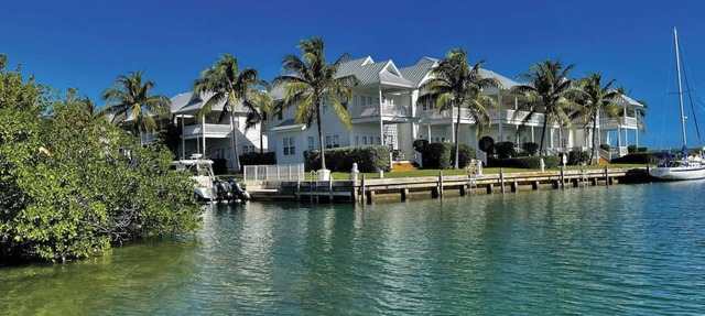 Gorgeous Waterfront 3 Bedroom Coral Lagoon Villa, Sleeps 8, with 40' Boat Slip! in Marathon