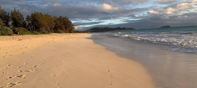 Half block to Waimanalo Beach, cute 3-br bungalow in Waimanalo