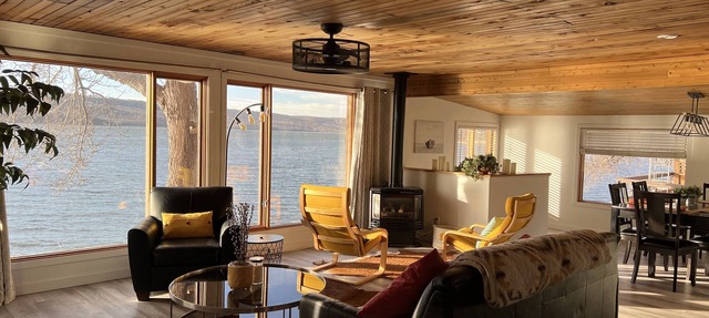 Lake front cabin on the water in Melville beach