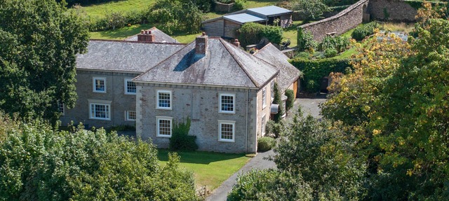 Langston House - a house that sleeps 14 guests in 7 bedrooms in Kingsbridge
