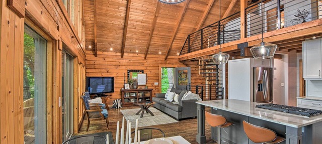 Luxe Jasper Cabin w/Deck + Blue Ridge Mtn Views! in Jasper