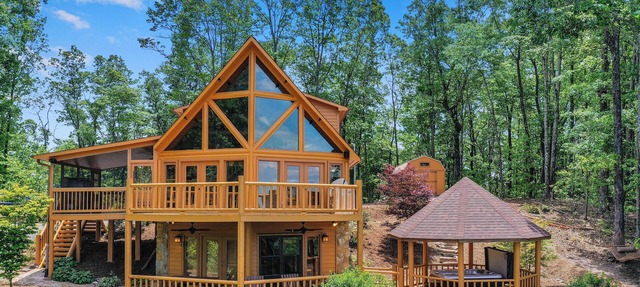 Luxurious, Secluded Cabin, with Gazebo Covered Hot-tub + Amazing View in Blue Ridge