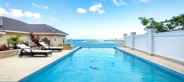 Luxury Oceanview 4BR Villa w/Balcony, Pool & BBQ in Montego Bay