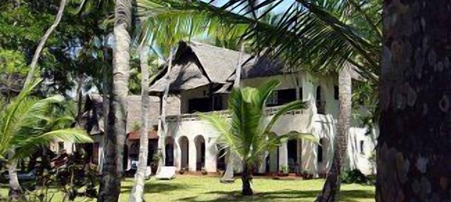 Magnificent Beachfront House with Private Pool in Tropical Gardens in Msambweni