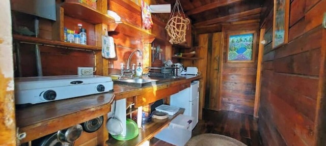 Private beachfront paradise 2cottages & 2 rooms in Bluefield's Bay AC, Wi-Fi in Bluefields