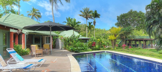 Riverfront estate, walking distance to everything, free WIFI, family friendly! in Pacific Harbour