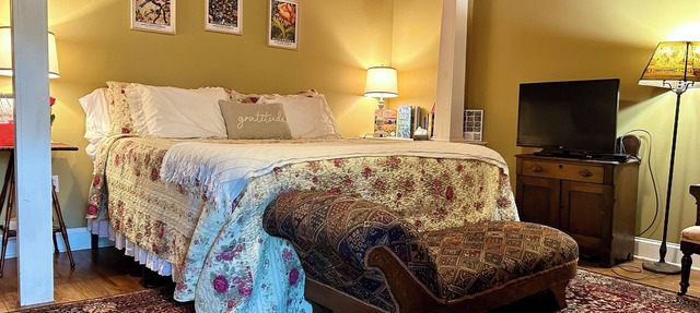 Ruby Room -The Amethyst Inn Bed & Breakfast- jacuzzi tub, fireplace, breakfast in Adamstown