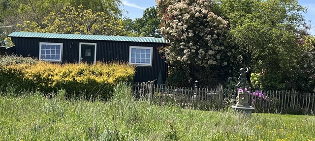 SHEPHERD'S HUT (DELUXE). Beautiful 1 bedroom, with patio, ideal for couples. in Fordingbridge