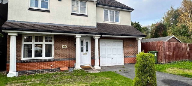 Spacious 4 Bed House with parking in Wolverhampton in Wolverhampton