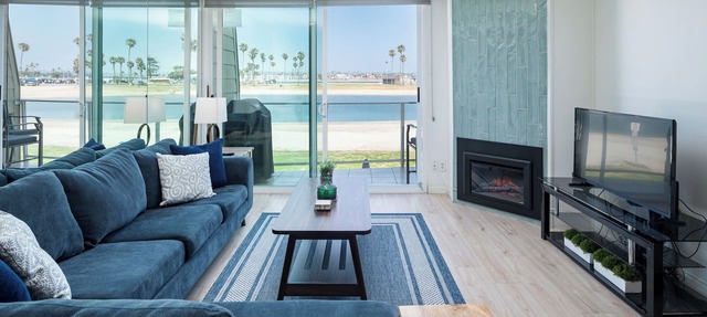 Spacious, parking, 10 restaurants close by, on the sand, views. Reduced price. in San Diego