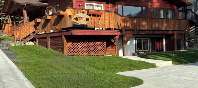 Spacious private king suite steps to DT Banff in Banff