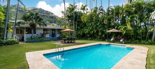 Steps to beach, tropical garden and private pool in Kailua
