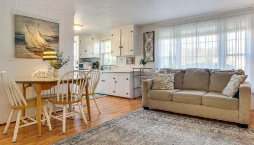 Steps to Eats & Craigville Beach! Cape Cod Cottage in Centerville