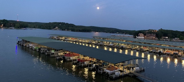 Stunning Lake Getaway, Lake Front, No steps, Boat ramp, no gravel, near ballpark in Camdenton