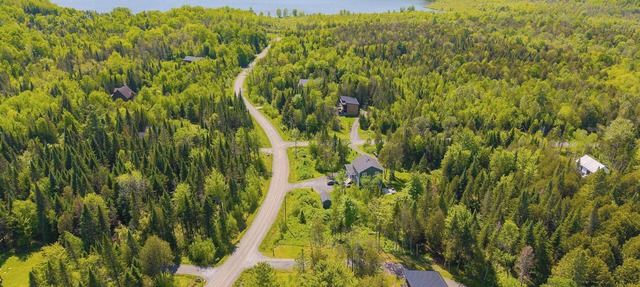 Stylish Chalet & Spa Steps from Lake Memphrémagog in Cantons de Stanstead