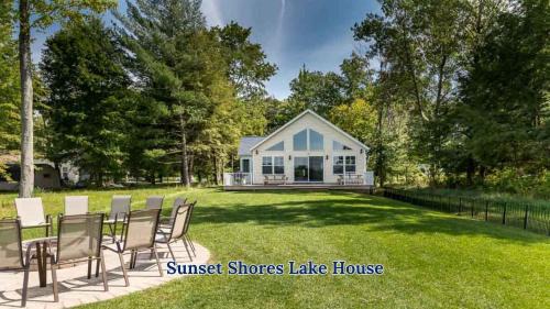 Sunset Shores Lake House-Lakefront Escape Great Room Fire Pit in Grand Junction