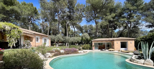 Superbe Villa Avec Piscine, Idéale Pour Vacances en Famille in ROQUEEFORT LES PINS