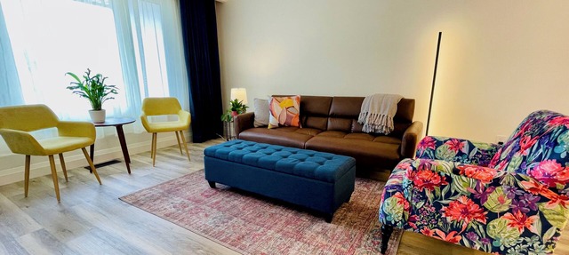 The Split - A Chic and Comfortable Pad to Work or Play - Family and Pet Friendly in Brampton