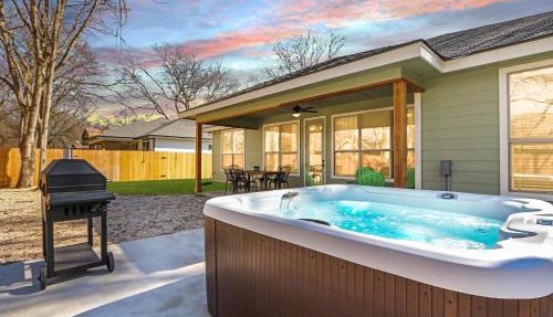 The Tipsy Twins - Entire Property in Canyon Lake