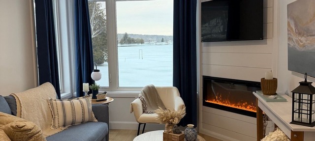 Tranquil 1-bedroom cottage with AC in welcoming Seeley's Bay on the waterfront in Seeley's Bay