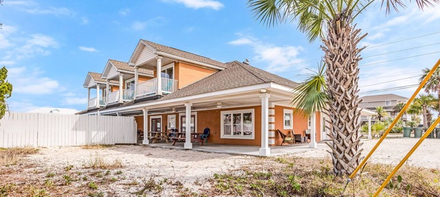 Ultimate Family Home! Game Porch/No Stairs/Pets/Pool/Tesla Charger in Pensacola Beach